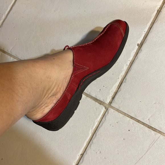 Ladies Size 6M Red Suede & Leather Bow Mules - Picture 2 of 6